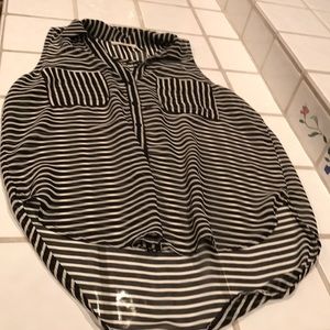 Stripped sleeveless collared blouse